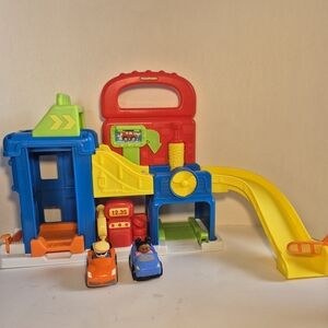 Fisher Price Little People Wheelies Garage Gas Station Car Wash & 2 Wheelies